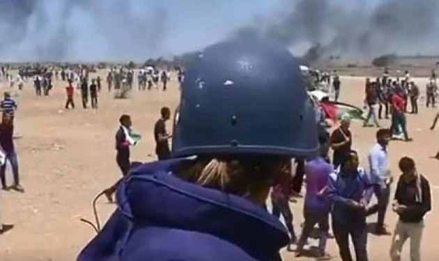 Είδε τον χάρο με τα μάτια της! Η σοκαριστική στιγμή που δημοσιογράφος στη Γάζα αποφεύγει τη σφαίρα ελεύθερου σκοπευτή! (βίντεο)